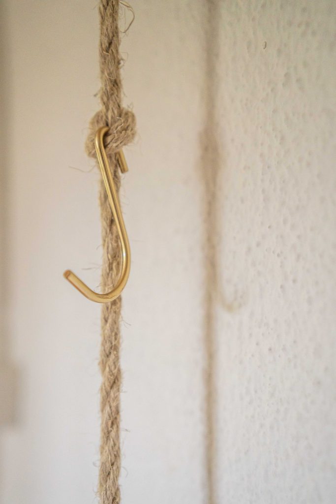 Detailaufnahme Floating Shelf, Messinghaken